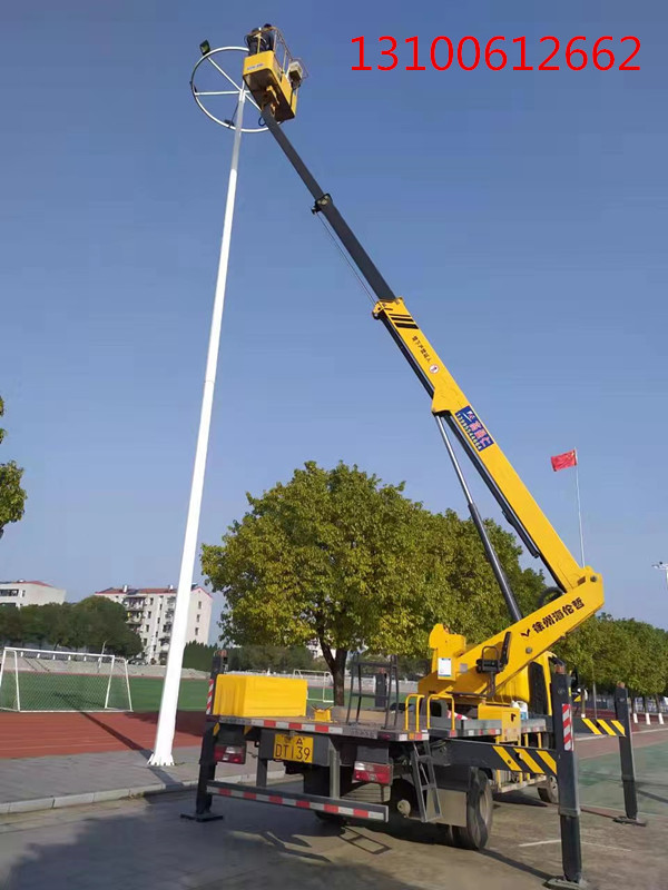 輕型伸縮臂高空車(chē)更換照明路燈施工現(xiàn)場(chǎng)，效率高